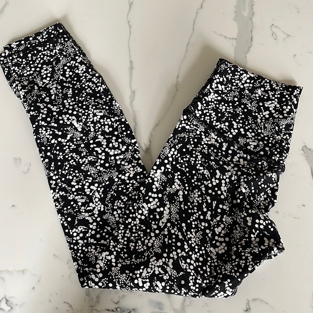 Lululemon aligns size 4